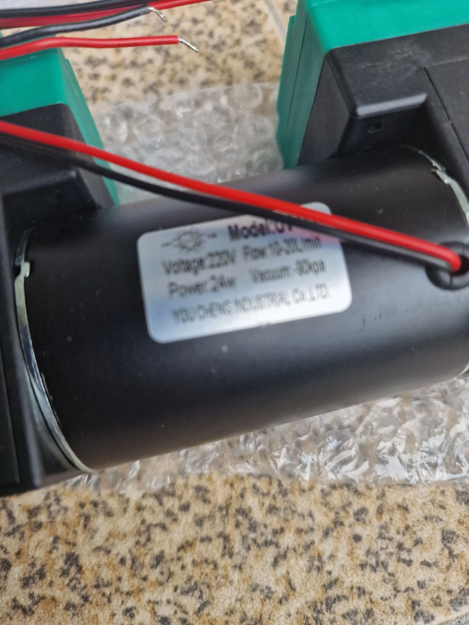 microbomba de vácuo de diafragma de dupla cabeça, comumente usada em instrumentos de beleza ou equipamentos médicos silenciosos.O motor opera com tensão de 220V e tem uma potência de 24W, oferecendo fluxo de ar e sucção  – photo 4
